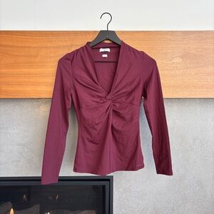 Aritzia Contour Twist Long Sleeve Top in burgundy, Size M